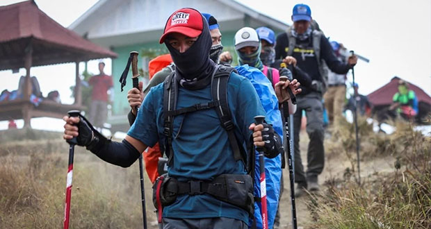 Sismo en Indonesia deja 16 muertos y 689 montañistas atrapados