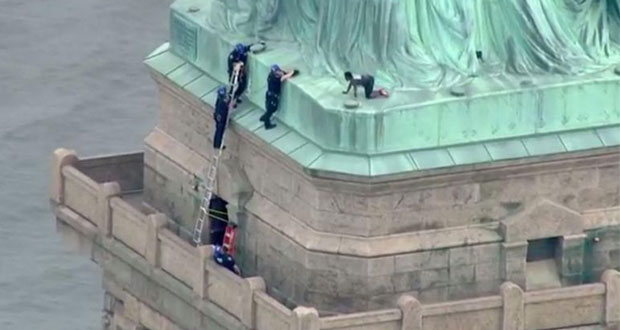 Contra política antimigrante, intenta escalar Estatua de la Libertad