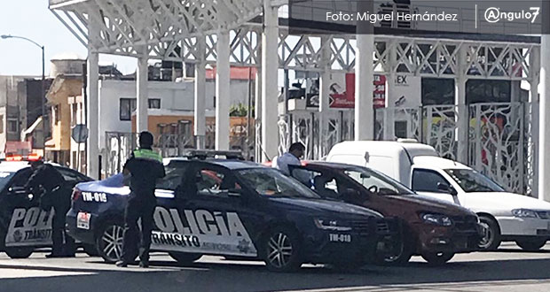Pese a ser patrulla de tránsito, choca contra particular en Puebla