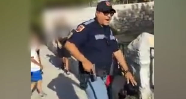 Video muestra a policía de Texas amenazar con arma a niños latinos