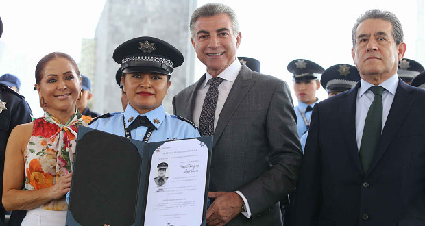 Gobierno estatal entrega estímulos a 35 mujeres policías de Puebla