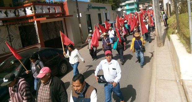 Antorchistas protestan en Zacatlán por incumplimiento de obras
