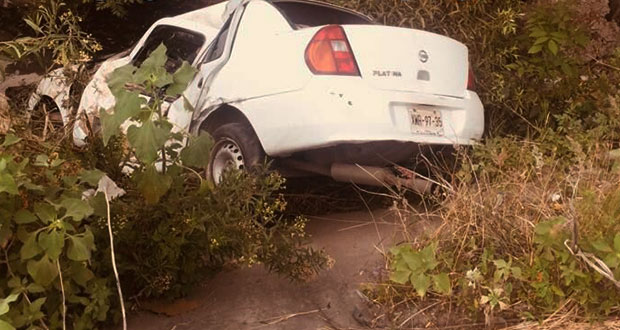 Vuelca automóvil y cae en barranca del río Atoyac