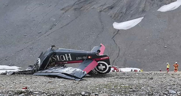 20 personas murieron en avión militar que cayó en los Alpes suizos