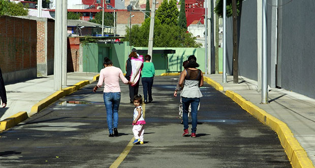 Ayuntamiento entrega 3 pavimentaciones en colonia Granjas Atoyac
