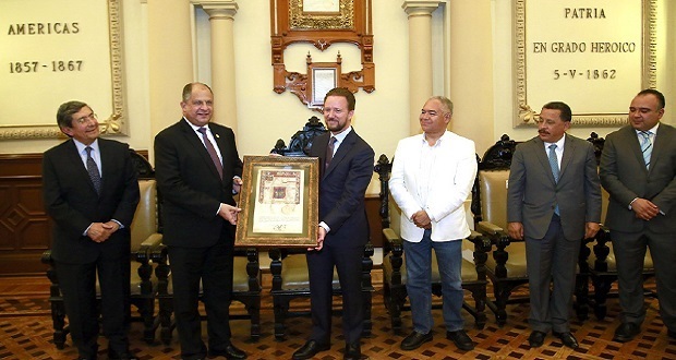 Banck entrega Cédula Real a Guillermo Solís, expresidente de Costa Rica