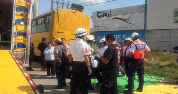 Ruta Xoxtla choca contra poste en la México-Puebla; hay 10 heridos