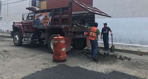 Cuadrillas del Bachetón reparan calles en colonias de Puebla capital