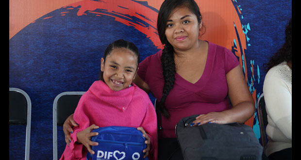 DIF entrega 630 aparatos a personas con discapacidad auditiva