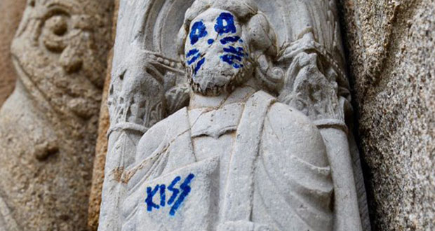 Grafitean escultura en la Catedral de Santiago de Compostela