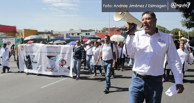 Marchan en Puebla trabadores de salud
