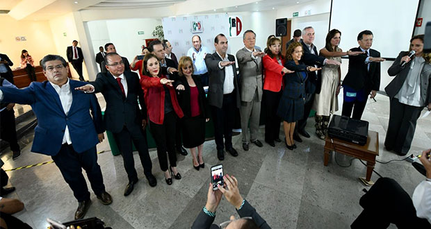 Javier Casique deja dirigencia del PRI en Puebla y se va al CEN