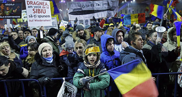 Rumanos toman las calles para exigir cese de la corrupción
