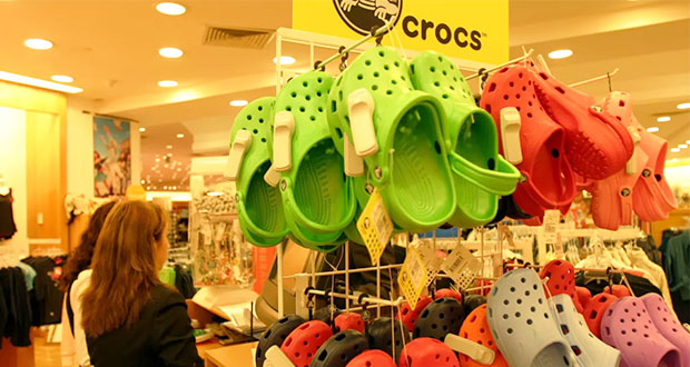 ¡Adiós sandalias! Crocs cierra fábricas en México e Italia