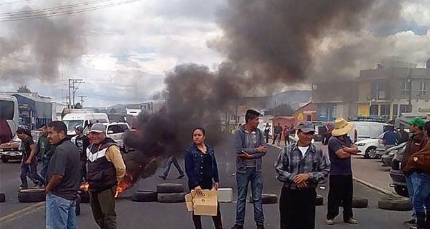 Vecinos de Cuyoaco bloquean la Puebla-Teziutlán