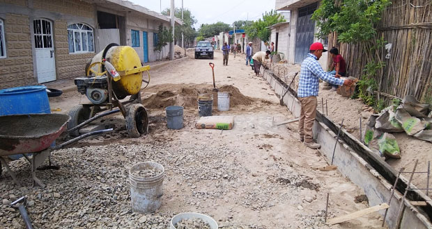 Inician trabajos de adoquinamiento de calle en Zinacatepec