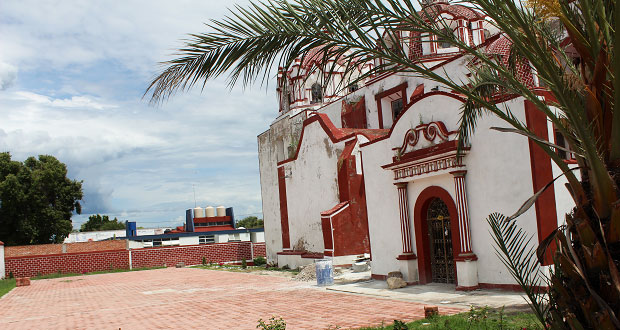 Antorcha y comité de feria adoquinan parroquia de Ixcaquixtla