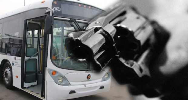 Pasajeros de autobús frustran asalto y someten a tres en Edomex