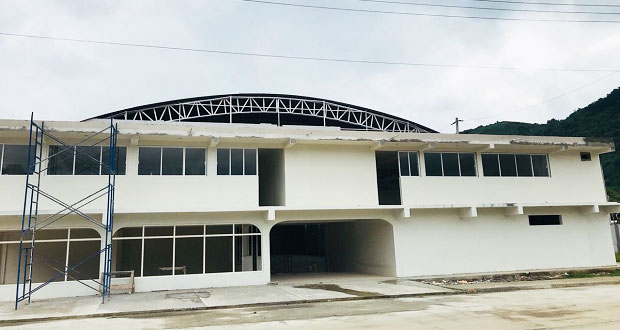 Construcción de auditorio en colonia de Huauchinango avanza al 98%