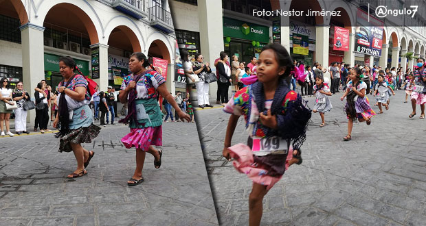En Tehuacán, más de 300 mujeres compiten en carrera con tortillas a cuestas