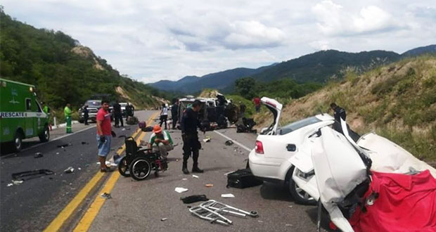 Choque entre 2 patrullas y auto en Michoacán deja 5 muertos