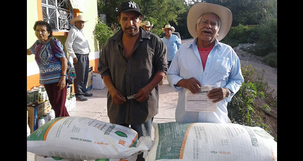 Antorcha entrega campesinos mixtecos fertilizantes e insumos