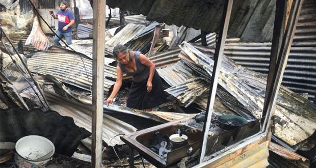 En puerto de Veracruz, se incendian 11 viviendas tras caída de rayo