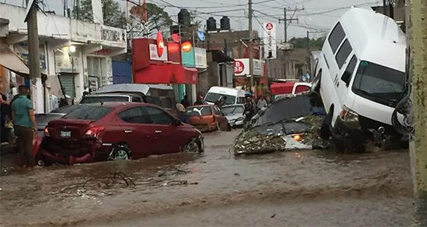 En Edomex, madre y hombre que intentó salvarla mueren por tromba