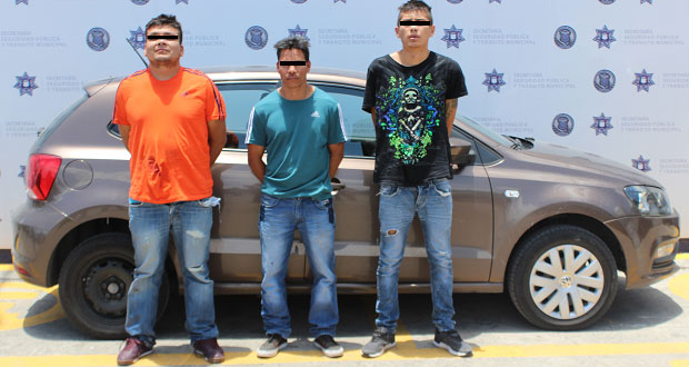 Detienen a 3 por robo a Banco Forjadores en San José Xilotzingo