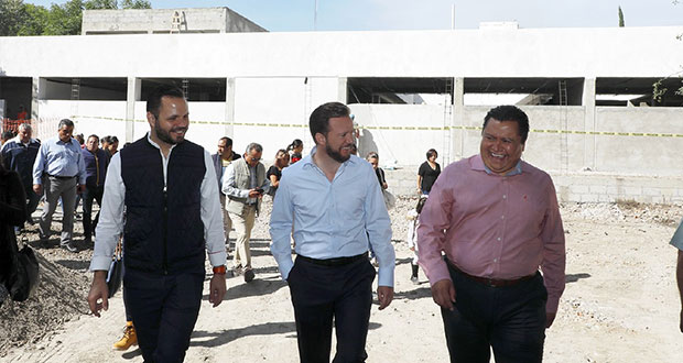 Banck supervisa avance en construcción de guardería de Comuna