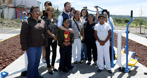 Comuna entrega gimnasios al aire libre a 28 colonias de Puebla