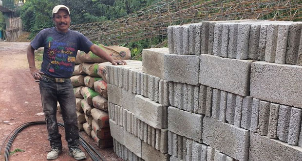 Diputados de Antorcha dan materiales de construcción en Amixtlán