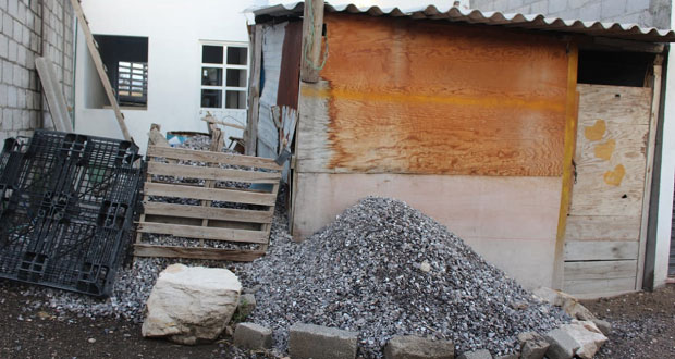 Dan material a 13 familias para construcción de casas en Tehuacán
