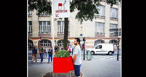 Parisinos indignados por instalación de mingitorios en vía pública