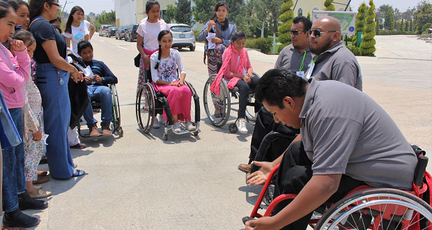 Alumnas de BUAP apoyan a discapacitados para ser autosuficientes