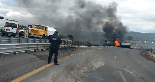 Incendio de vehículo causa cierre de circulación en Puebla-Orizaba