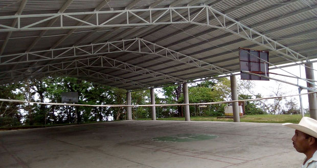 Antorcha gestiona techos para plaza y canchas de Eloxochitlán