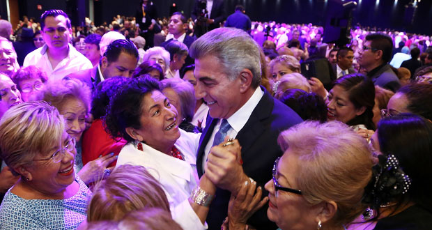 Gobierno de Puebla y DIF festejan Día del Abuelo con baile de gala
