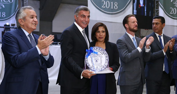 Servidores públicos con 40 años de servicio reciben reconocimiento