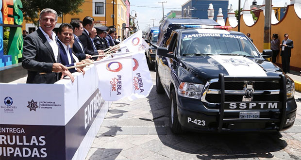 Gobierno estatal entrega 15 patrullas a Ssptm de San Andrés Cholula