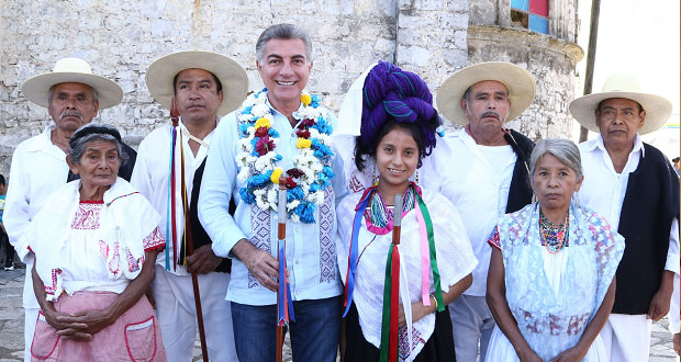Reconocen aporte de 348 guías turísticos en Puebla y acreditan a 24