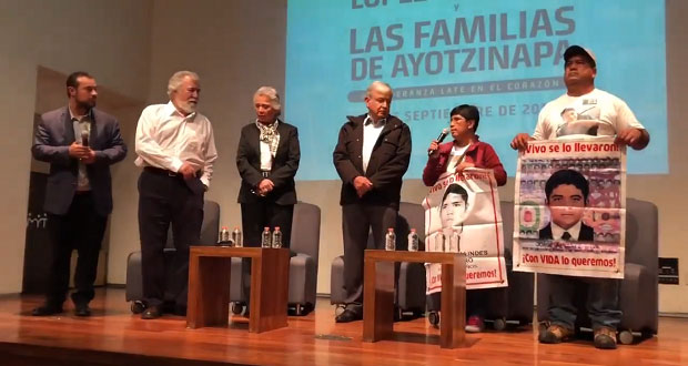 AMLO y padres de 43 de Ayotzinapa acuerdan comisión de la verdad