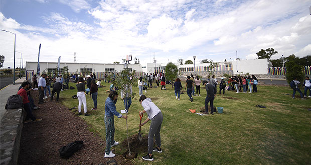 BUAP inicia programa de captación de CO2 con siembra de 175 árboles