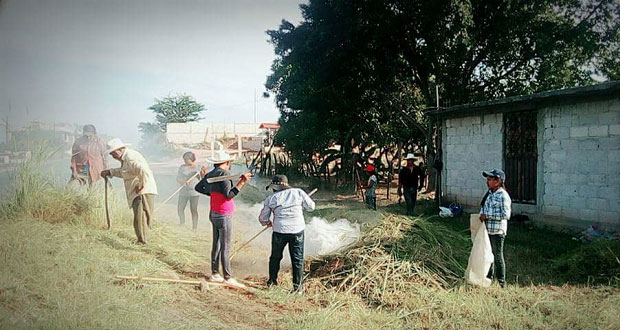 Campesinos ayudan a mejorar caminos de Huehuetlán el Chico