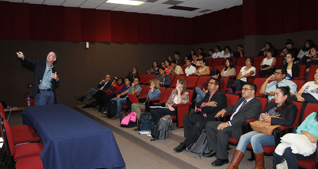 Exponen sobre nuevos combustibles solares en la FCQ de la BUAP