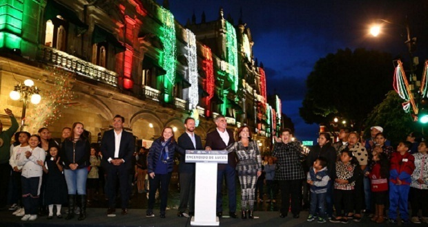 Por fiestas patrias, encienden 1,120 adornos en Puebla capital