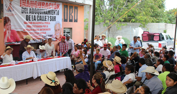 Inauguran adoquinamiento en cabecera municipal de Ixcaquixtla