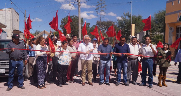 Inauguran adoquinamiento de avenida Centenario en Yehualtepec