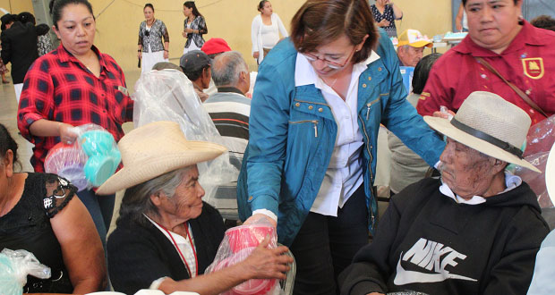 Comuna de Tepexi rifa utensilios de cocina entre adultos mayores