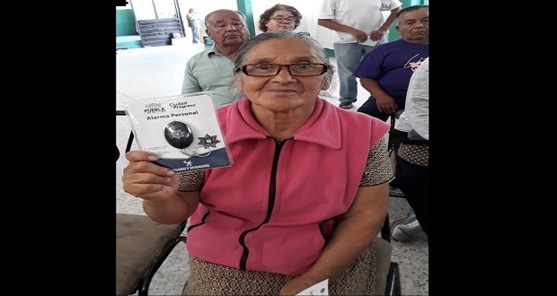 Ssptm entrega alarmas personales a adultos mayores en Amalucan